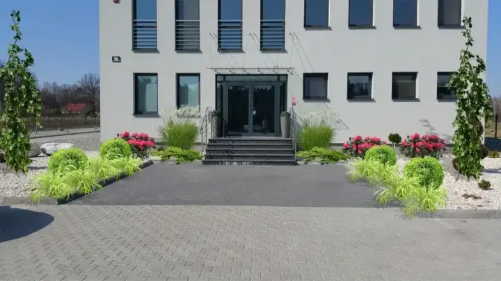 Projekt zieleni przy firmie Fixing System: projekt ogrodu, wizualizacja 6