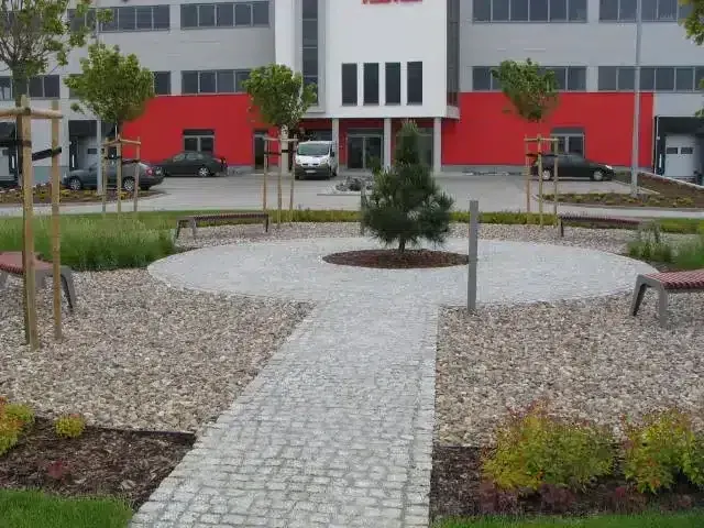 Projekt zieleni dla firmy Hama: zdjęcie z realizacji 2