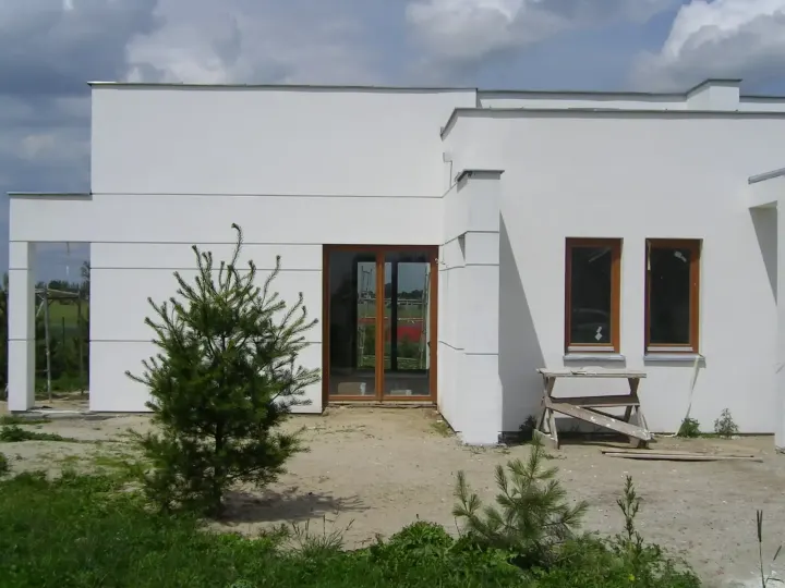 Ogród w bieli w Kiekrzu pod Poznaniem: zdjęcie z realizacji 1