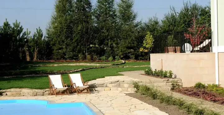 Ogród z basenem: zdjęcie z realizacji 7